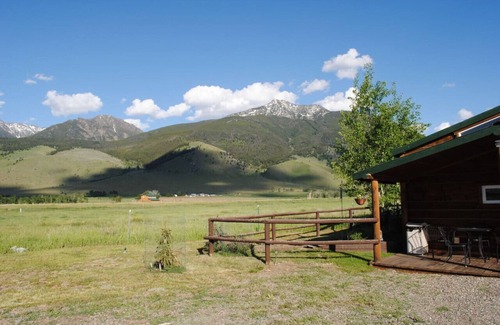 Livingston Cabin | Dexter Peak cabin, elegantly rustic near YNP/Chico