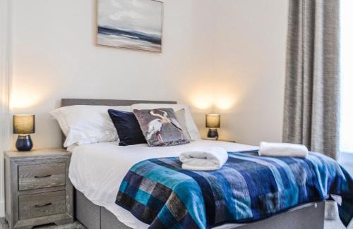 Montrose House | Dezzy's