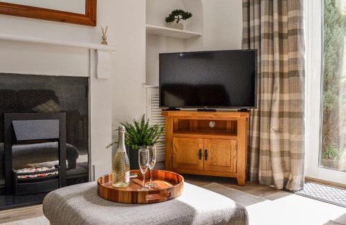 Montrose House | Dezzy's