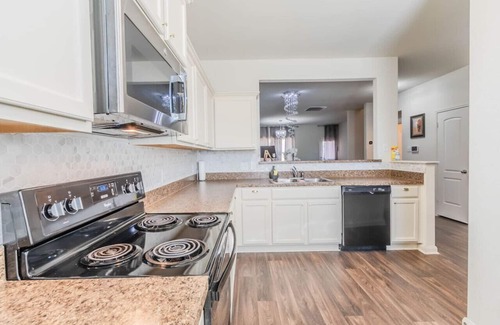 Dallas House | DFW Oasis! Near Reunion Tower - Great for Groups!