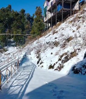 Kempty Range Hotel | Dhanaulti Snow cottages with adventure park