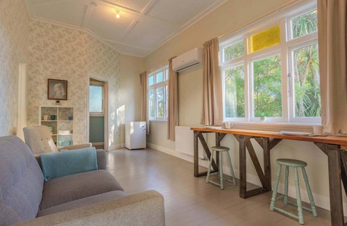 Pukehangi House | Diamond Cottage | Farm Cottage 10min from the City