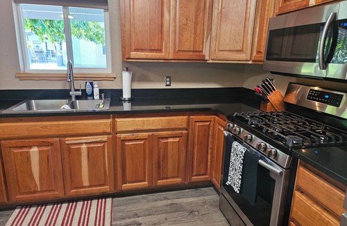 Grants Pass Cottage | Diamond D Fully Furnished 1 Bedroom Guest House