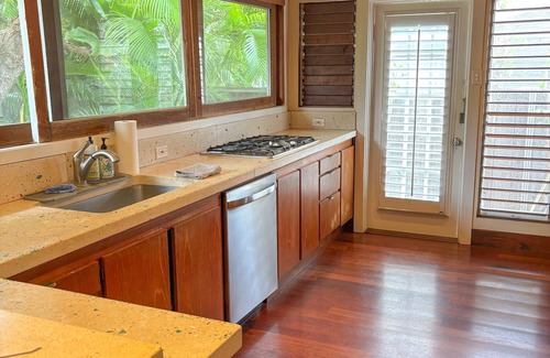 Diamond Head - Kapahulu - St. Louis House | Diamond Head Hale | Steps to Sand