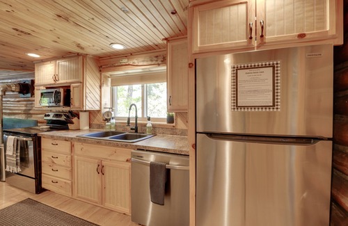 Tustin Cabin | Diamond Lake Waterfront Cabin w/Deck + Dock!