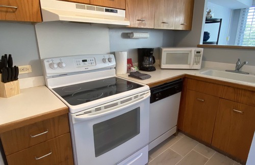 Diamond Head - Kapahulu - St. Louis Condo | Diamondhead Location, Spacious, Super Clean, King One Bedroom Suite Sleeps 4