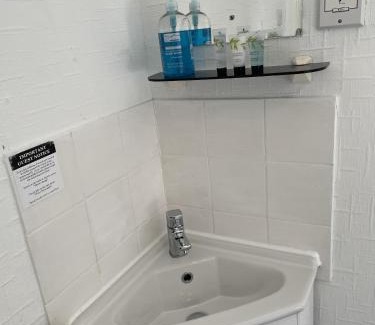 York Bed & Breakfast | Diamonds Villa near York Hospital