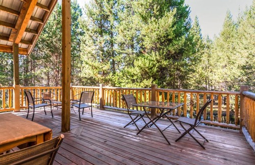 La Pine Resort | DiamondStone Guest Lodges