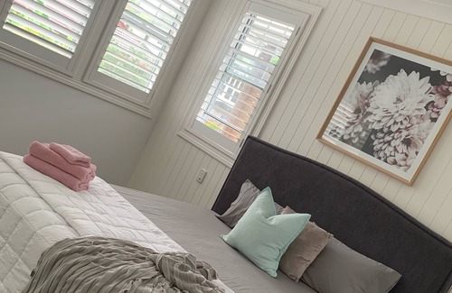 Dicky Beach House | Dicky Beach Luxury Hamptons Beach House is centrally located, so you can easily get to know the city's fascinating tourist attractions