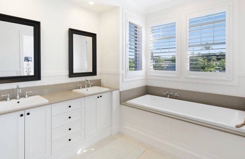 Dicky Beach House | Dicky Beach Luxury Hamptons Beach House is centrally located, so you can easily get to know the city's fascinating tourist attractions
