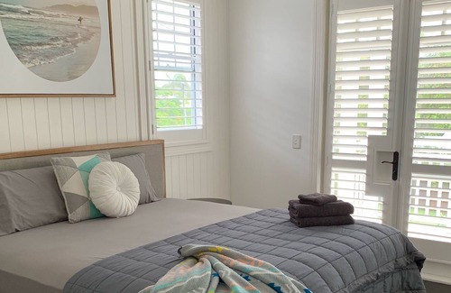 Dicky Beach House | Dicky Beach Luxury Hamptons Beach House is centrally located, so you can easily get to know the city's fascinating tourist attractions