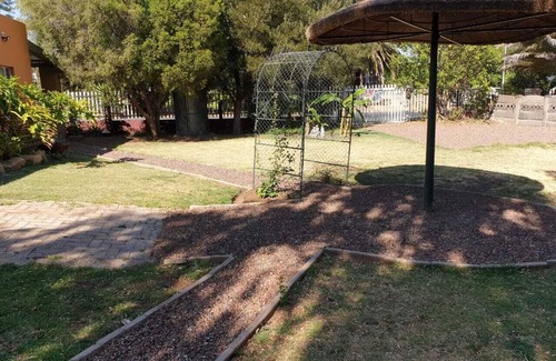 Vredefort House | Die Blikhuis Guest house