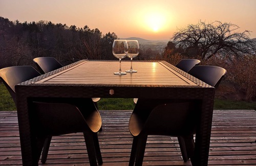 Cham Apartment | Die Ferienwohnung Befindet Sich am Rande der Stadt Cham im Bayerischen Wald. Der Chamer Ortsteil Katzberg ist Dörflich Geprägt und Grenzt Unmittelbar an die Kreisstadt Cham in der Oberpfalz mit Ihren Knapp 17.000 Einwohnern. Die Ferienwohnung Bietet