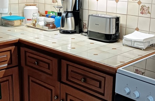 Nea Ionia Apartment | Dimitri's Cosy Home in Nea Ionia with wifi,a/c, kitchen and sunny yard