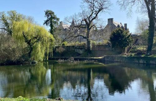 Taden Apartment | Dinan « La vie de château » manoir XIe parc étang