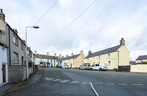 Malltraeth House | Dinas Bach - A Fabulously Remodelled Bungalow in Aberffraw