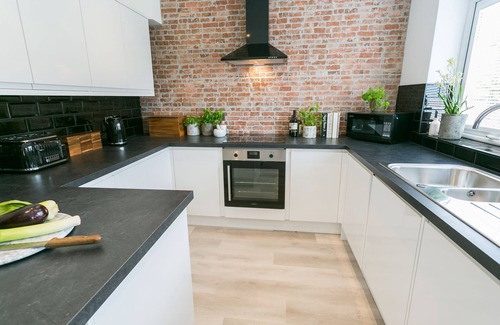Marianglas Cottage | Dinas Cottage - a coastal that sleeps 6 guests in 3 bedrooms