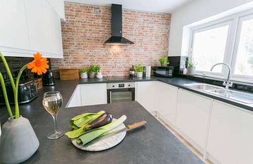 Marianglas Cottage | Dinas Cottage - a coastal that sleeps 6 guests in 3 bedrooms