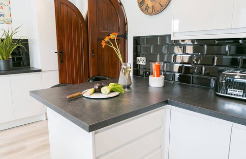 Marianglas Cottage | Dinas Cottage - a coastal that sleeps 6 guests in 3 bedrooms