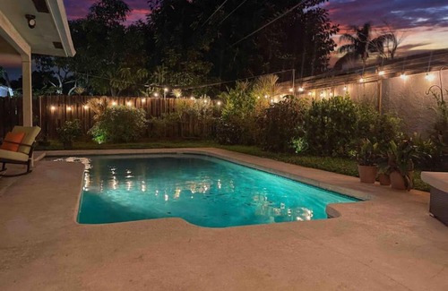 Tropic Palms House | Dinas Home with Modern Interior and Heated Pool