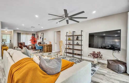 Tropic Palms House | Dinas Home with Modern Interior and Heated Pool