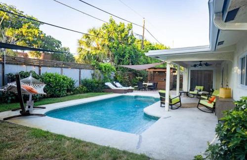 Tropic Palms House | Dinas Home with Modern Interior and Heated Pool