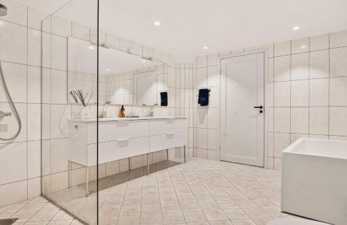 Bergen City Centre Apartment | DINBNB Apartments l 250m to Bryggen I Rooftop I Spacious Luxury Apt