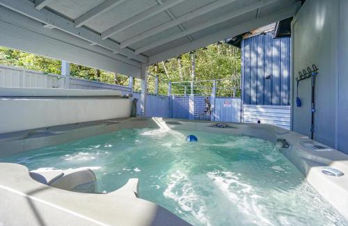 Washougal House | Dinosaur-Themed Retreat - Unique Family Adventure