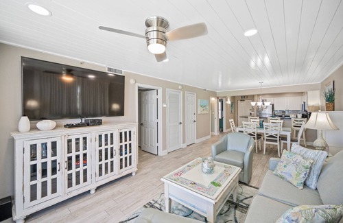 Destin Condo | Direct beachfront, pools, cafe, tiki bar, tiki bar beach service, gym, sauna!