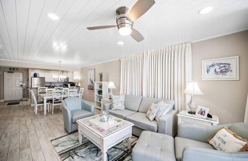 Destin Condo | Direct beachfront, pools, cafe, tiki bar, tiki bar beach service, gym, sauna!