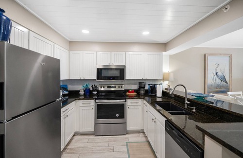 Destin Condo | Direct beachfront, pools, cafe, tiki bar, tiki bar beach service, gym, sauna!