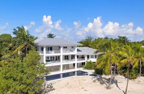 Tavernier House | Direct Ocean Front Estate, Private Beach, HUGE Salt Pool/Hottub, Private Basin!