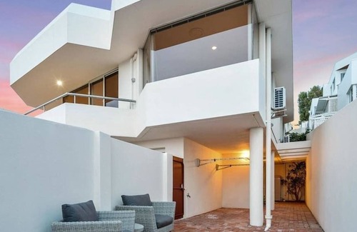 Cottesloe House | Direct ocean front house! Free WIFI and parking.