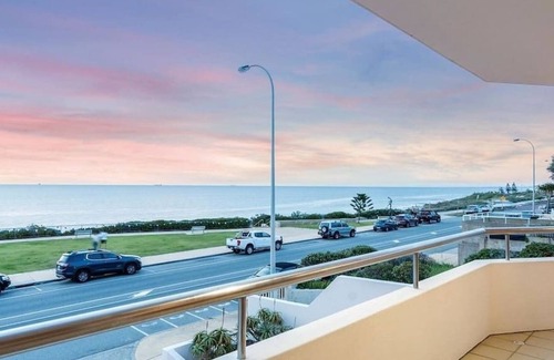 Cottesloe House | Direct ocean front house! Free WIFI and parking.