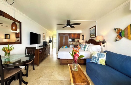 Wailua Condo | Direct Ocean Front, Top Floor Studio Paradise