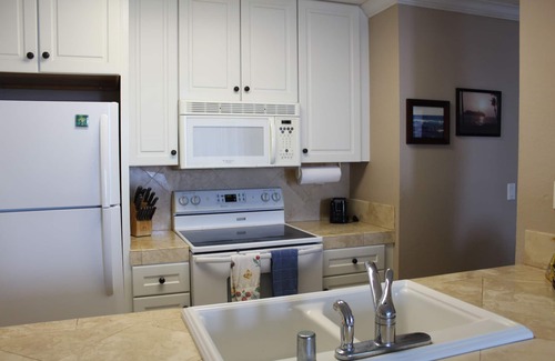 Historic Kailua Village Condo | Direct Ocean Front 1BR condo - Close to town in Kona Reef