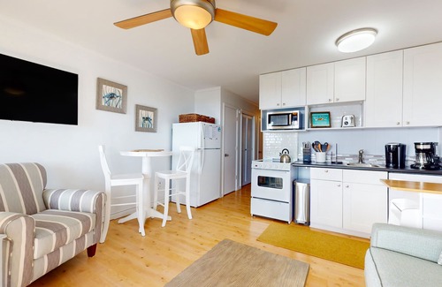 Hilton Head Island Condo | Direct oceanfont condo with waterfront balcony, pool & beach access