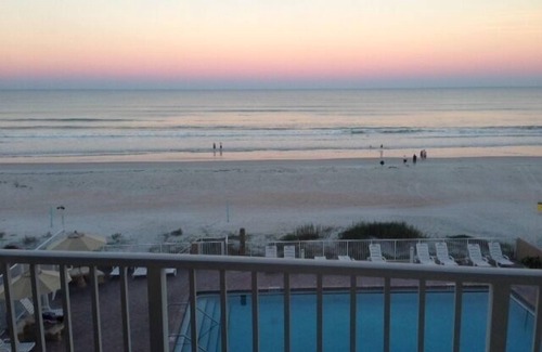 East Daytona Condo | Direct Oceanfront Updated Studio w/180 degree view of the ocean and beach