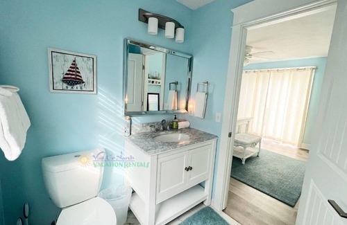 Traverse City House | DIRECT WATERFRONT ON West Bay, AC, Firepit, 15 min to downtown Traverse City