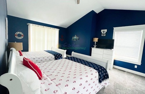 Traverse City House | DIRECT WATERFRONT ON West Bay, AC, Firepit, 15 min to downtown Traverse City