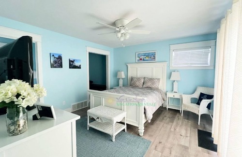 Traverse City House | DIRECT WATERFRONT ON West Bay, AC, Firepit, 15 min to downtown Traverse City