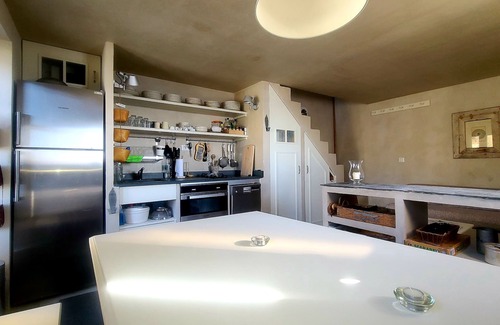 Chine House | Directly at the water's'edge, in the front line on the rocks