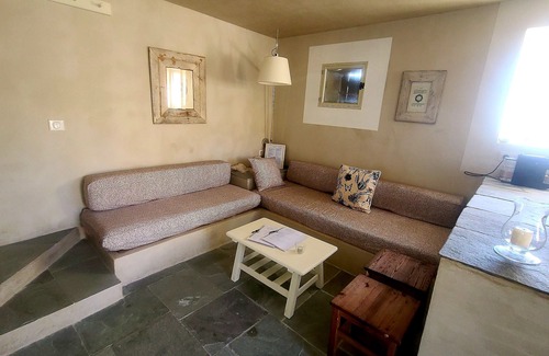 Chine House | Directly at the water's'edge, in the front line on the rocks