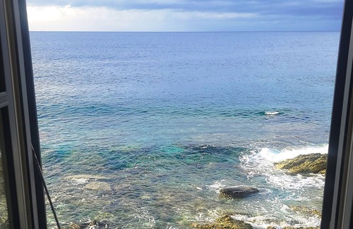 Chine House | Directly at the water's'edge, in the front line on the rocks