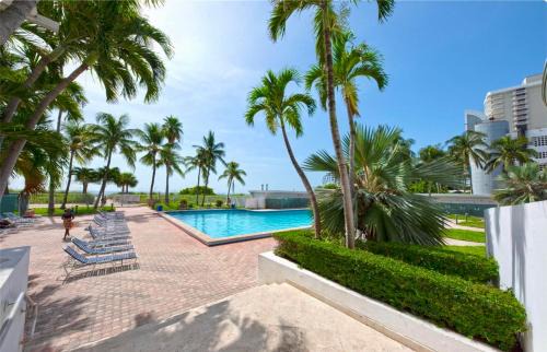 Mid Beach Apartment | Directly on the Beach with Pool & Ocean View