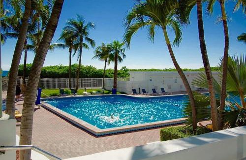 Mid Beach Apartment | Directly on the Beach with Pool & Ocean View