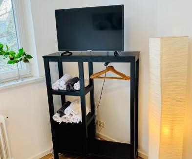 Homburg Apartment | Direkte Uninähe: Ferienwohnung mit großem Doppelbett, Küchenzeile und neu renoviertem Badezimmer