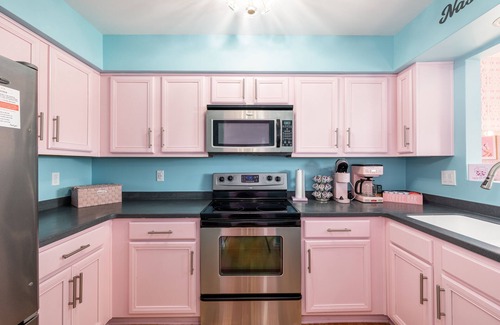 East Bank Condo | Disco Cowgirl Bachelorette Bash Pad - Pool - Karaoke - 5 Queen Beds - Downtown
