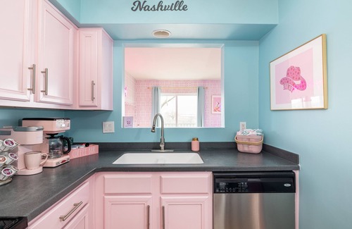East Bank Condo | Disco Cowgirl Bachelorette Bash Pad - Pool - Karaoke - 5 Queen Beds - Downtown