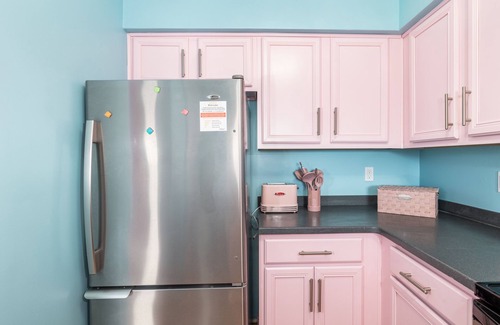 East Bank Condo | Disco Cowgirl Bachelorette Bash Pad - Pool - Karaoke - 5 Queen Beds - Downtown